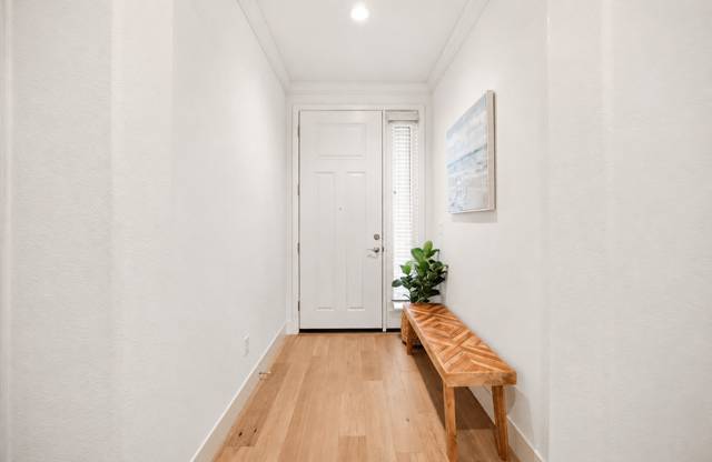 Professionally staged interior, photo 14 of 42