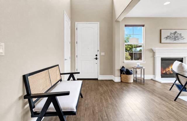 Professionally staged interior, photo 27 of 42