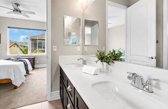 Professionally staged interior, photo 28 of 42