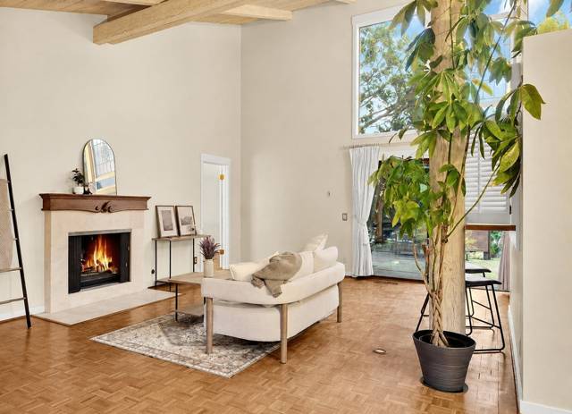 Professionally staged interior, photo 32 of 42